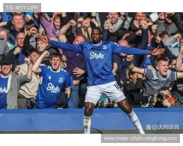 沙尔克04—莱恩中路转移球助前锋破门